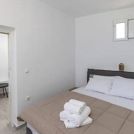 Ostrich Apartment *
