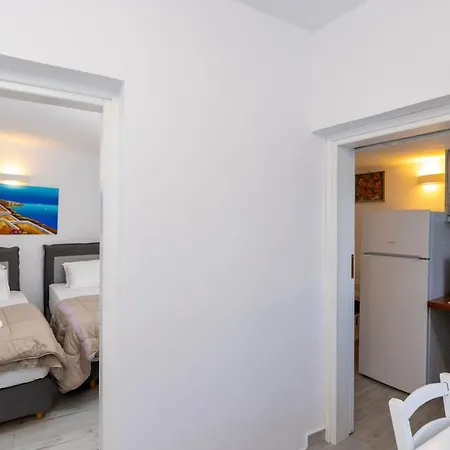 Ostrich Apartment *
