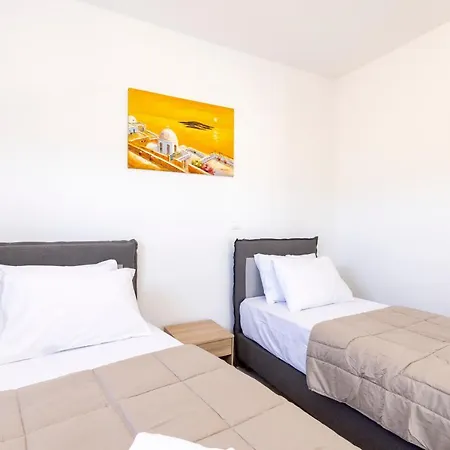Ostrich Apartment *